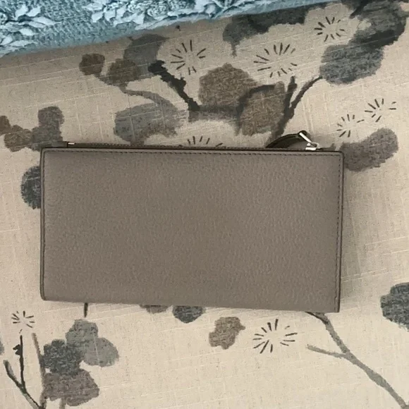 Tory Burch Britten Envelope Wallet - Picture 3 of 3